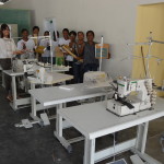 Mujeres de Quisqueya alegres tras recibir de Fonper máquinas industriales para coser 2