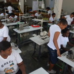 Mujeres de Quisqueya alegres tras recibir de Fonper máquinas industriales para coser 1