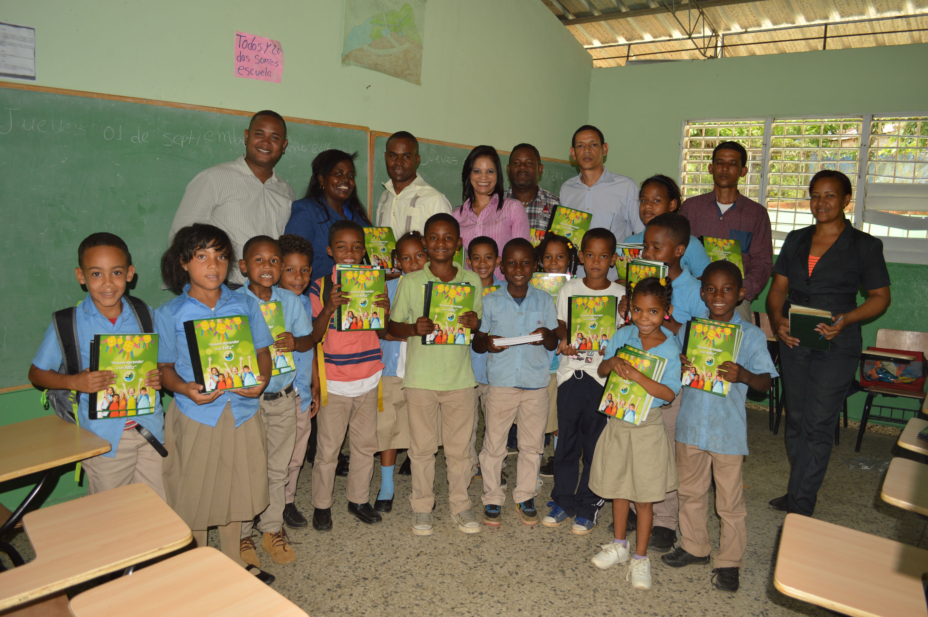 FONPER dona 4 mil cuadernos en escuelas de Villa Altagracia 1